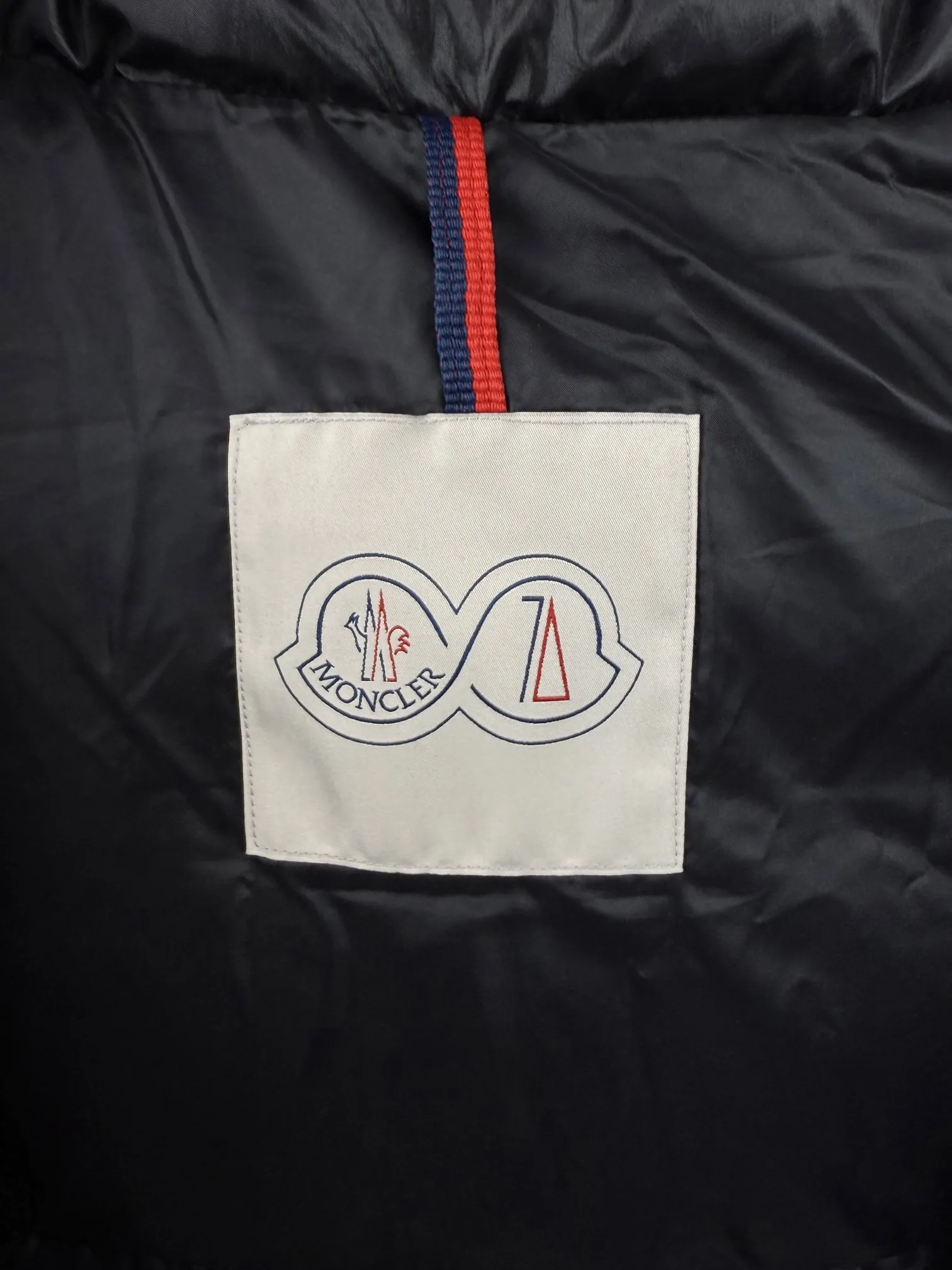 P390 Moncler/ 2026 70 、 。 DNA ， ， 。 Classic ， 、 。 Classic 70 。 Quality， 90 ，Premium Quality ， ，Black ！ Sizes M-3XL